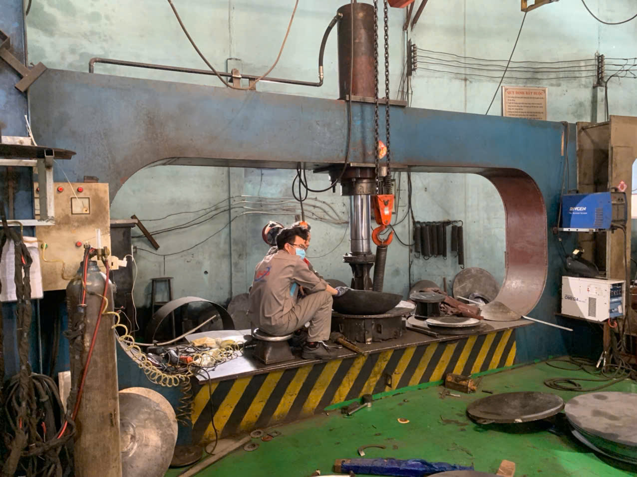 Metal spinning machine 6.jpg